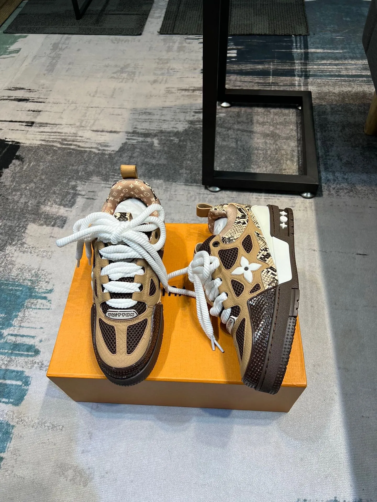 Men's men's shoes💰800 LV top version new style purchasing quality LV~Louis Vuitton LV TRAINER's best-looking sneakers, donkey brand strongly promotes new products, official website limited edition retro basketball sneakers! Both high-top and low-top models spent money to purchase 1:1 accurate reproductions of the originals. The details are invincible and full of sincerity. The imported custom-made original cowhide leather is the same as the original package. The details are 100% restored. The private model customizes the original one-piece TPU outsole. It is different from other brands. Without the original version, this effect cannot be achieved!                Men's and women's models 35-40 39-45 (46 is custom-made and cannot be returned or exchanged)